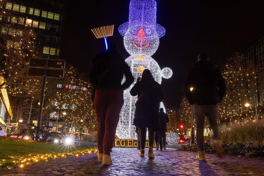 Dieses Jahr dunkel? Passanten gehen im November vergangenen Jahres an einer Schneemann-Illumination am Berliner Kurfürstendamm vorbei.