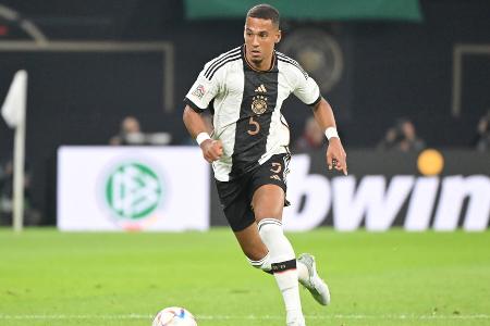 ABWEHR: Thilo Kehrer - Note: 4,5 - Musste diesmal deutlich mehr nach hinten arbeiten als in der zweiten Halbzeit gegen Ungarn. Ließ schon im ersten Durchgang zwei brenzlige Konter über seine Seite zu. Rückte vor dem ersten Gegentor dann viel zu früh in die Mitte und übersah Shaw in seinem Rücken (72.). Beim 2:2 gegen Mount erneut zu passiv (75.). Nach vorne kam wenig.