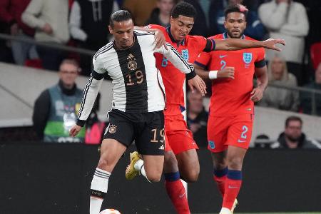 Leroy Sané (bis 68.) - Note: 5,0 - Bot eine extrem unscheinbare Partie an, von seiner Qualität war praktisch nichts zu sehen. Bis auf einen verunglückten Freistoß (17.) und einen einzigen gelungenen Steckpass kam in Richtung Tor nicht viel. Leitete mit Ballverlusten vielmehr vereinzelt gefährliche Gegenstöße der Engländer ein.