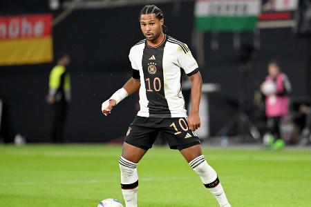 Serge Gnabry (ab 68.) - Note: 3,5 - Kam nach seiner schwachen Leistung gegen Ungarn diesmal nur von der Bank. Hatte in den 15 Minuten nach seiner Einwechslung nur einen Ballkontakt. Stemmte sich dann aber noch einmal gegen die Niederlage. Sein Weitschuss erzwang den Pope-Patzer, der zum Ausgleich führte (87.).