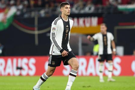 ANGRIFF: Kai Havertz (bis 90) - Note: 2,5 - Wirkte vor der Pause als falsche Neun vielfach träge und berechenbar. Häufte gegen aufmerksame Gegenspieler so enorm viele Ballverluste an. Wechselte nach der Werner-Einwechslung auf die rechte Seite und brachte von dort deutlich mehr Zug. Sorgte mit seinem Traumtor für das zwischenzeitliche 2:0 und rettete kurz vor dem Ende mit seinem zweiten Treffer das Remis (87.).