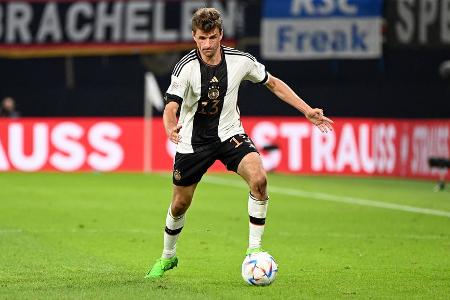 Thomas Müller (Deutschland) - Wurde seiner Führungsrolle im DFB-Team nicht gerecht. Bot gegen Ungarn (0:1) einen sehr uninspirierten Auftritt an. Wurde beim 3:3 gegen England in der Startelf deshalb durch Musiala ersetzt. Ist mit Blick auf die WM wohl nicht mehr unumstrittener Stammspieler.