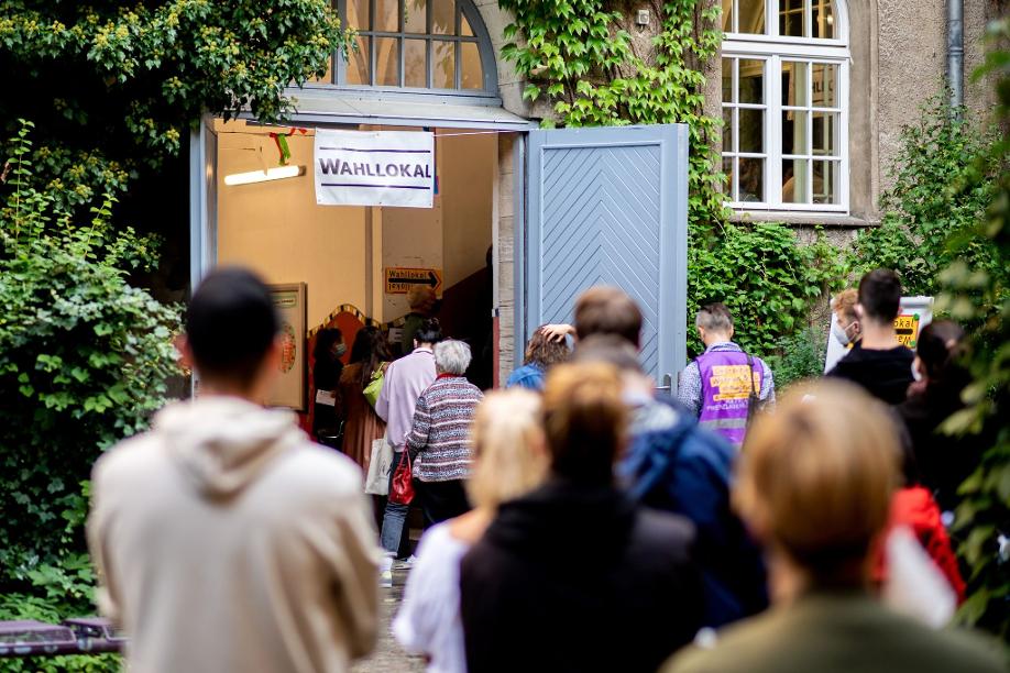 Wähler warten am 26. September 2021 im Berliner Stadtteil Prenzlauer Berg in einer langen Schlange vor einem Wahllokal.