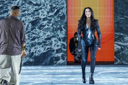 Cher im Latex-Einteiler auf dem Catwalk der Paris Fashion Week
