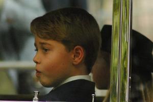 Prinzessin Kate bringt Sohn George das Krawatte binden bei