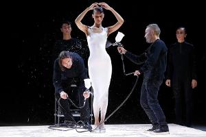 Paris Fashion Week: Bella Hadid präsentiert Kleid aus der Spraydose