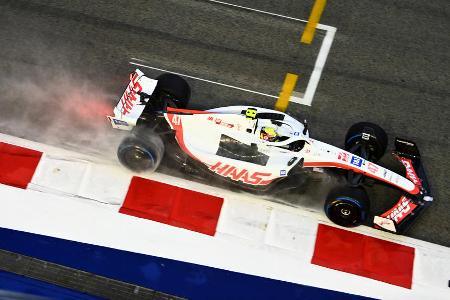 Die Startaufstellung beim Großen Preis von Singapur - Am Wochenende duelliert sich die Formel 1 in Singapur. Die beiden deutschen Fahrer Mick Schumacher und Sebastian Vettel hatten im Qualifying jeweils das Nachsehen gegen ihre Teamkollegen. Auch für Weltmeister Max Verstappen lief bei weitem nicht alles rund. Die Startaufstellung: Die Startaufstellung beim Großen Preis von Singapur - Am Wochenende duelliert sich die Formel 1 in Singapur. Die beiden deutschen Fahrer Mick Schumacher und Sebastian Vettel hatten im Qualifying jeweils das Nachsehen gegen ihre Teamkollegen. Auch für Weltmeister Max Verstappen lief bei weitem nicht alles rund. Die Startaufstellung: