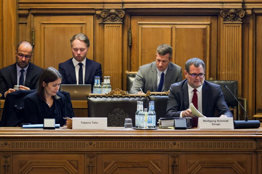 Kanzleramtsminister Wolfgang Schmidt (vorne rechts) ist als Zeuge vor den 