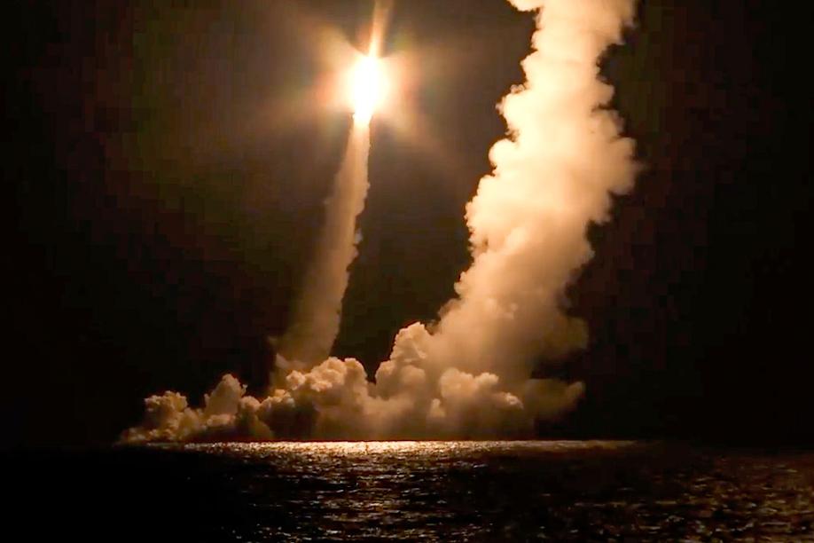 Test von russischen Interkontinentalraketen vom Atom-U-Boot K-551 Wladimir Monomach im Ochotskischen Meer.