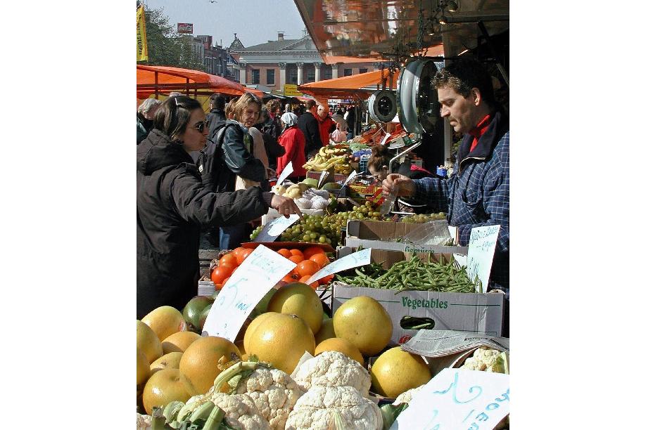 Wochenmarkt in Groningen: Junge Niederländer klagen laut einer Umfrage darüber, dass sie dicker werden, weil Familien zunehmend das Geld für gesundes Essen fehlt.