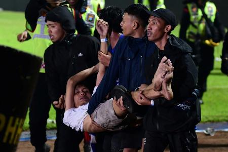 Mindestens 125 Tote und 180 Verletzte nach Fußballspiel in Indonesien Mindestens 125 Tote und 180 Verletzte nach Fußballspiel in Indonesien