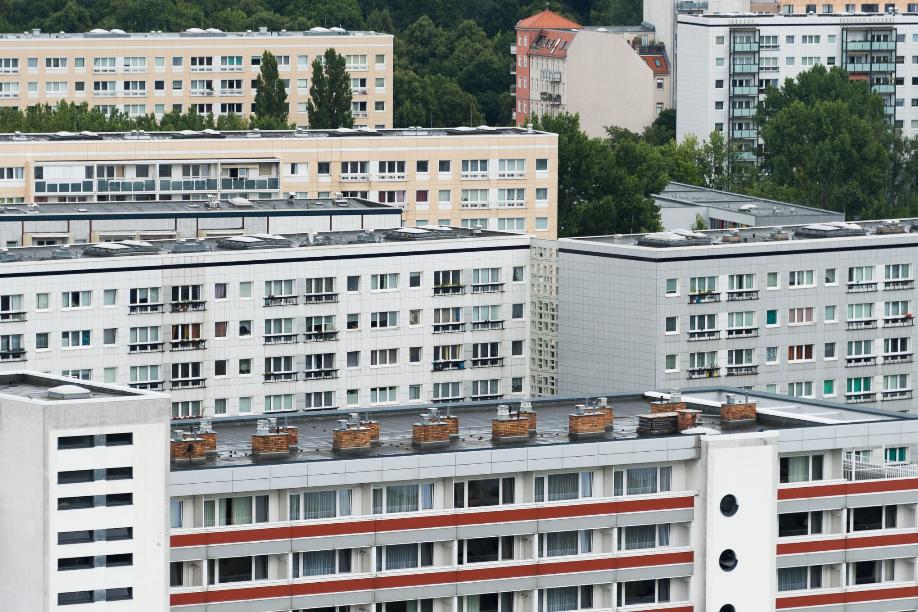 Wohnblöcke in Berlin. Kräftig steigende Strom- und Heizkosten belasten viele Mieterinnen und Mieter in Deutschland.