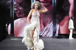 Andie MacDowell: Glamouröser Laufsteg-Auftritt mit grauem Haar