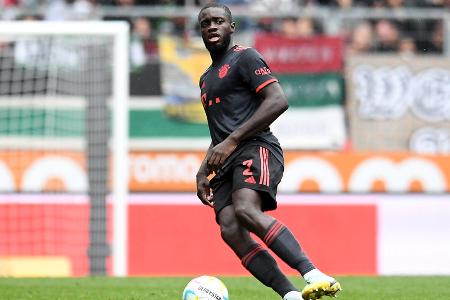 Dayot Upamecano (bis 81.) - Note: 2,5 - Sein hoher, tiefer Pass leitete die Situation zum 2:0 ein, es blieb nicht die einzige gute Situation im Spielaufbau. Ließ mit seinem Partner in der Innenverteidigung de Ligt manchmal etwas zu große Abstände zu, was von der selten aktiven Werkself-Offensive jedoch nie bestraft wurde. Bei Eckstößen häufig gesucht und gefunden, richtig gefährlich wurde es dabei jedoch nicht.