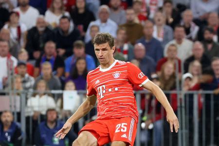 STURM: Thomas Müller - Note: 1,5 - Zeigte ein ganz anderes Gesicht als zuletzt. War in Hälfte eins an beinahe jeder Offensivaktion beteiligt und erinnerte wieder mehr an den 'alten' Müller. Musialas Treffer zum 2:0 legte er mit einem nicht allzu einfachen Pass aus der Luft cool vor. Belohnte einen starken Auftritt mit dem Schlusspunkt, als er einen Hradecky-Patzer mit dem Schuss ins leere Tor bestrafte.