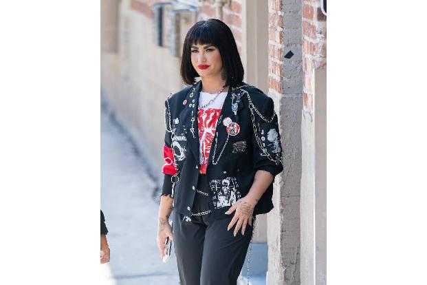 Es ist nicht von ungefähr, dass Demi Lovato im Video zu 'Cool For The Summer' als Boxerin posierte. Die Sängerin schießt manchmal sogar übers Ziel hinaus: 2019 schlug sie ihrem Trainer Jay Glazer während einer Übungsrunde einen Zahn aus.