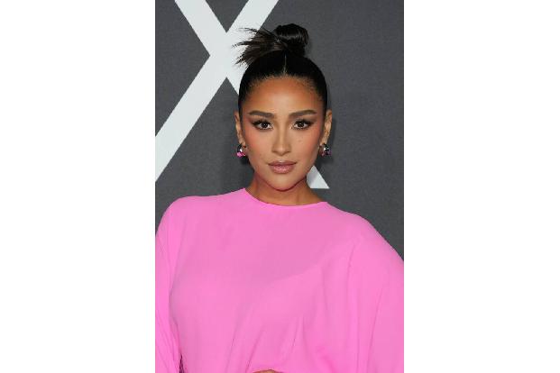 Shay Mitchell ist so begeistert vom Sport, dass sie sogar ihre eigenen, mit ihrem Namen versehenen Boxhandschuhe hat.