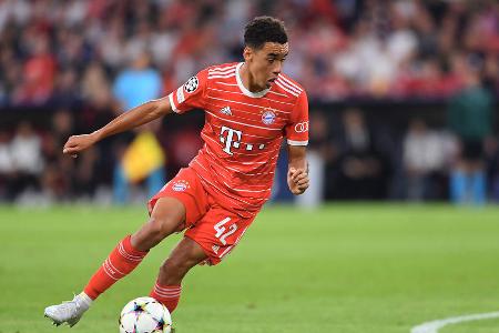Jamal Musiala (bis 45.) - Note: 2,0 - Bekam im Zehnerraum auf der Müller-Position viele Freiheiten. Bot die nötige Kreativität an und fand auch auf engem Raum verlässlich Lösungen. Legte das 1:0 per Doppelpass auf (7.). Scheiterte selbst freistehend einmal knapp (26.), ein Treffer wurde ihm wegen Abseits aberkannt (37.). Wenn er in robusteren Zweikämpfe musste, verlor er indes teilweise die Bälle.