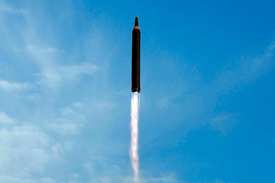 Dieses undatierte Bild, das am 16. September 2017 von der nordkoreanischen Regierung verbreitet wurde, zeigt den angeblichen Teststart einer Mittelstreckenrakete vom Typ Hwasong-12 in Nordkorea.