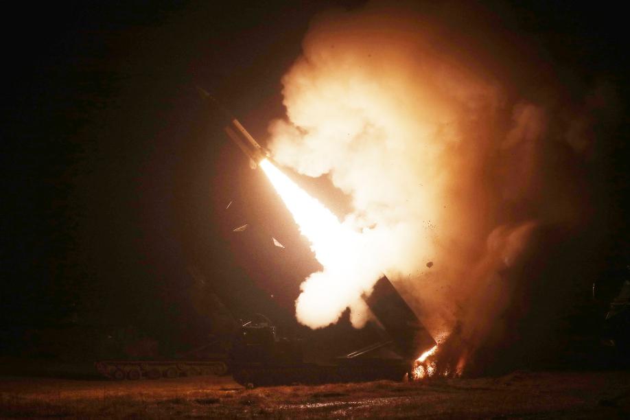 Eine Rakete wird während einer gemeinsamen Militärübung zwischen den USA und Südkorea abgefeuert.