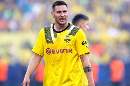 Niklas Süle - Note 3,5 - Vergab früh eine gute Kopfballgelegenheit (4.) nach einem Guerreiro-Standard. Die Abstimmung mit Schlotterbeck klappte allenfalls ausreichend, mehrfach spielte Sevilla recht unbedrängt im BVB-Strafraum. Hatte leichtes Glück, dass die Spanier seine kleineren Unsicherheiten nicht bestraften.