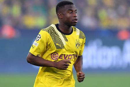 Youssoufa Moukoko (bis 80.) - Note 2,0 - In der Anfangsphase ohne echte Bindung zum Spiel. Klaute Özcan eine vielversprechende Chance vom Fuß (33.). Seine herausragende Bewegung gegen Gudelj ermöglichte erst Adeyemis Treffer (43.), vor dem 4:1 flankte er butterweich auf Brandt (75.). Nur bei seinen eigenen Abschlüssen fehlte das Zielwasser (52./60.).