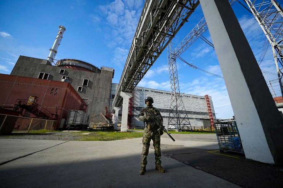 Ein russischer Soldat einen Bereich des Kernkraftwerks Saporischschja in der Ukraine.