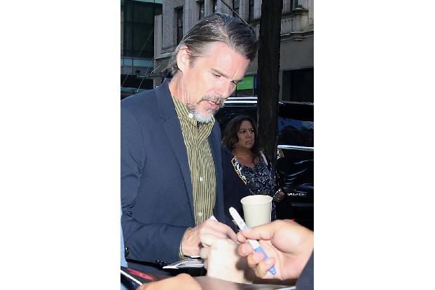 …vierten Roman veröffentlichte Ethan Hawke 2021, nachdem er auch an mehreren Sachbüchern mitwirkte. Der Schauspieler und Regisseur ist also ganz schön vielseitig begabt! Dass er…