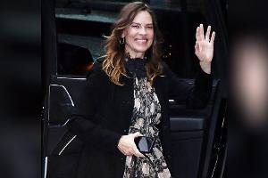 Schwanger mit Zwillingen: Hilary Swank präsentiert ihren Babybauch