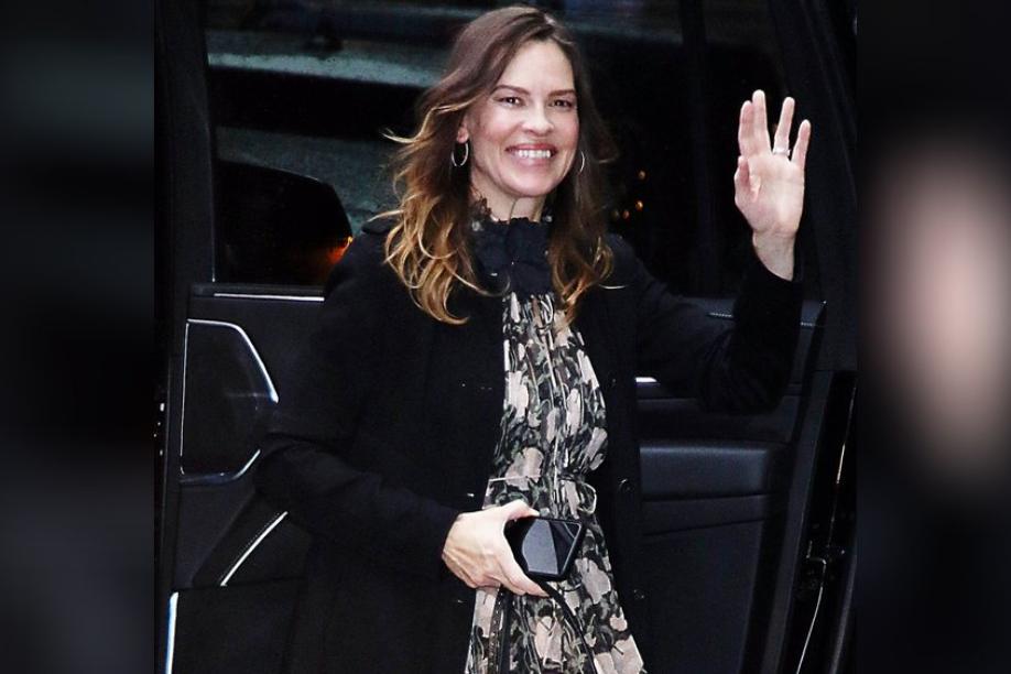 Schwanger mit Zwillingen: Hilary Swank präsentiert ihren Babybauch