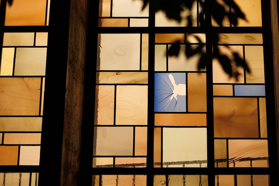 Das beschädigte Bleiglasfenster der Synagoge in Hannover.