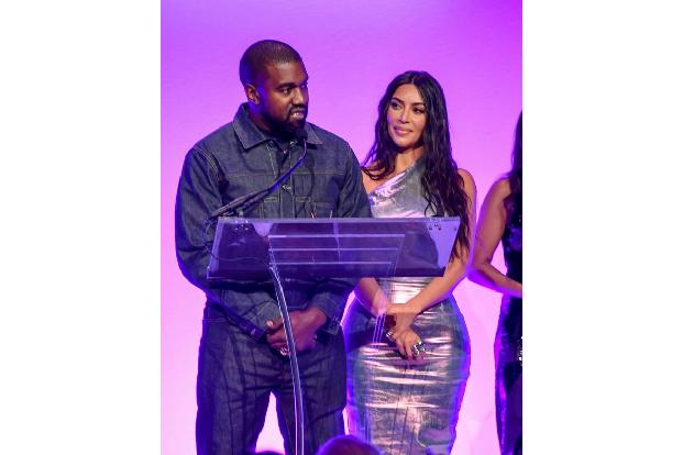 …in seiner jüngsten Tirade pöbelte Kanye in Großbuchstaben, dass Kim ihn absichtlich von der Geburtstagsparty seiner Tochter Chicago ferngehalten habe. 