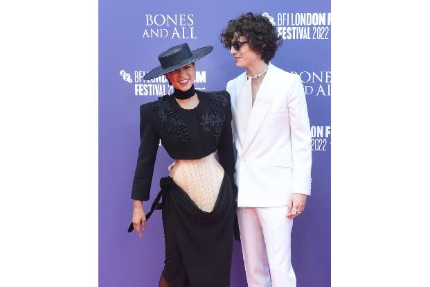 ...die Kannibalen-Romanze gemeinsam mit seinem Co-Star Taylor Russell vor. Ende November soll der Film in die deutschen Kinos kommen.