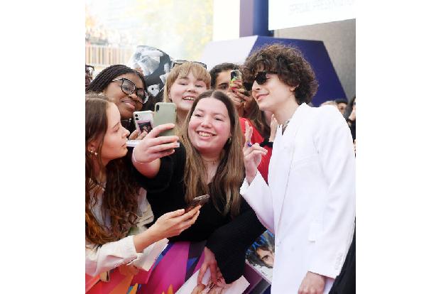 Klar, dass sich die Fans die Gelegenheit für ein Selfie nicht entgehen ließen.