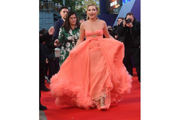 ...lachsfarbenes Kleid von Valentino erregte Aufsehen und sicherte ihr die Aufmerksamkeit der anwesenden Fotograf*innen.