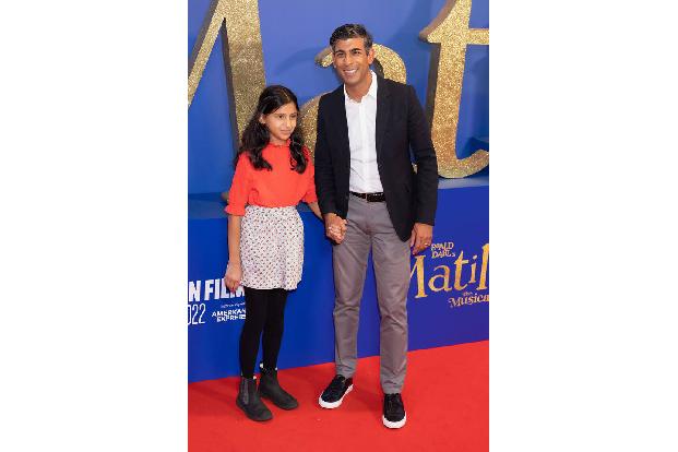 ...Finanzminister und unterlegende Kandidat für die Nachfolge von Premier Johnson, Rishi Sunak, ließ sich die Gala für die Weltpremiere nicht entgehen - er brachte seine Tochter Anoushka mit ins Southbank Centre an der Themse.