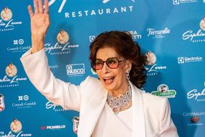 Restauranteröffnung in Mailand: Sophia Loren feiert Glamour-Auftritt