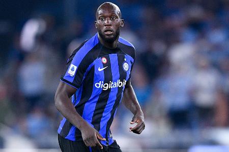 Romelu Lukaku (Inter) - Vertrag bei Chelsea bis 2026 - Schon im Sommer wurde Lukaku mit einem Transfer zum FC Bayern in Verbindung gebracht. Doch der Belgier wechselte für eine Saison auf Leihbasis vom FC Chelsea zu Inter. Beim Premier-League-Klub besitzt der Angreifer noch einen Vertrag bis 2026. Unwahrscheinlich, dass die Blues Lukaku als Schnäppchen ziehen lassen.