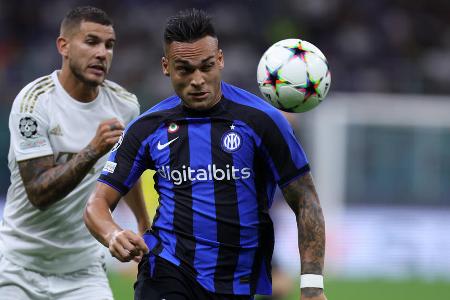 Lautaro Martínez (Inter) - Vertrag bis 2026 - Martínez' Berater heizte die Gerüchteküche zuletzt höchstpersönlich an. 'Ich wäre nicht überrascht, denn es gibt immer Anfragen', sagte Alejandro Camano bei 'TyC Sports' mit Blick auf mögliches Interesse des FC Bayern. 'Bild'-Reporter Tobias Altschäffl verwies die Spekulationen zuletzt aber ins Reich der Fabeln.