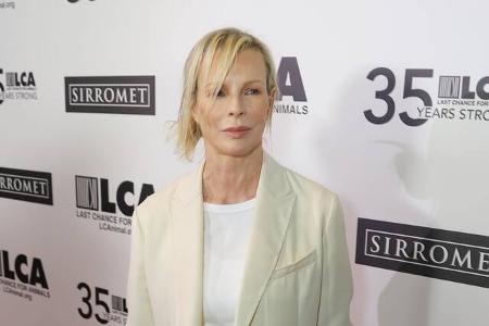 Kim Basinger war 41, als sie und Alec Baldwin Eltern von Ireland wurden. Fünf Jahre später trennte sich das Paar. Ireland ist mittlerweile ein erfolgreiches Model, während…