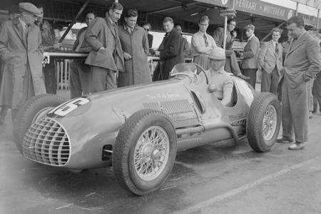 Alberto Ascari - Fangios Ära wird nur kurz unterbrochen - von Alberto Ascari. Der Italiener ist 1952 und 1953 nicht zu schlagen und rast in seinem Ferrari zu zwei WM-Titeln.
