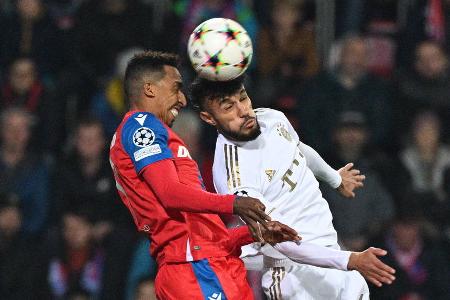 ABWEHR: Noussair Mazraoui - Note: 3,5 - Wurde nach dem Seitenwechsel wiederholt kalt von seinen Gegenspielern erwischt, nachdem er vor der Pause noch fast alles im Griff hatte. Agierte beim ersten Gegentreffer unglücklich und wurde dann auch in der Zweikampfführung wackelig. Setzte in der Offensive mit starker Ballbehandlung einige Nadelstiche. Hätte aber durchaus noch auffälliger sein können.