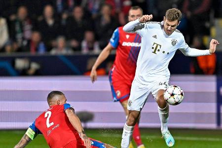 Josip Stanisic - Note: 4,5 - Begann hochmotiviert auf seiner linken Abwehrseite und wirkte zunächst giftig im Kampf um den Ball. Ließ in der Flankenverteidigung aber mit der Zeit nach. Häufte in der Schlussphase als Innenverteidiger dann noch einige handfeste Fehler an. Blieb als Außenverteidiger im Vorwärtsgang eher blass.