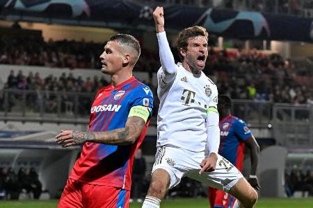 Thomas Müller (bis 26.) - Note: 1,5 - Übernahm zunächst die Rolle des Mittelstürmers, hatte aber abseits des Strafraums einen großen Aktionsradius. War deshalb von der ersten Minute weg an vielen geradlinigen Angriffen beteiligt. Traf mit seinem ersten Abschluss zum 2:0 (13.), legte das erste Goretzka-Tor zudem vor (25.). Musste danach aber angeschlagen runter.