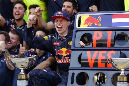 Ein Formel-1-Märchen - Nach nur vier Rennen in der Saison 2016 wird Verstappen dann auch von Red Bull befördert. Was folgt, ist ein echtes Formel-1-Märchen, denn der Niederländer rast in seinem allerersten Rennen in seinem neuen Team direkt zum Sieg und trägt sich damit in die Rekordbücher ein. Spätestens jetzt weiß die Königklasse: Da ist was Großes im Anflug!