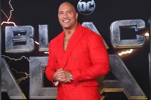Dwayne "The Rock" Johnson: Mutiger Auftritt im knallroten Anzug