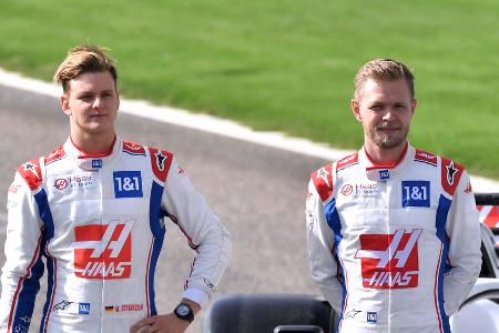 Haas holt Magnussen zurück - Als Mazepin-Ersatz verpflichtet Haas Kevin Magnussen. Der Däne ist ein alter Bekannter, fuhr bereits zwischen 2017 und 2020 für das Team. Schumachers Problem: Magnussen wird mit einem Zweijahresvertrag ausgestattet, eines der Haas-Cockpits ist damit langfristig besetzt. Der heute 30-Jährige feiert zudem einen Top-Start, fährt in den ersten vier Rennen, dreimal in die Top 10, holt 14 Punkte.