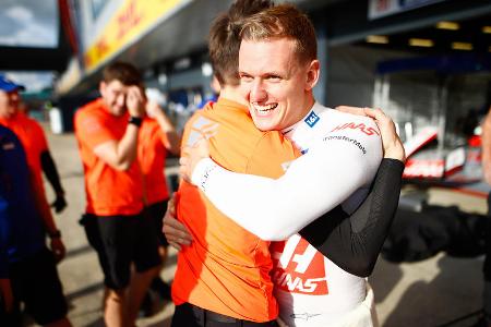 Erste Erlösung - Beim Kanada-GP steigert sich Schumacher, fährt im Qualifying gar auf Startplatz sechs. Am Ende verhagelt ihm ein Defekt am VF-22 das Rennen. Die Erlösung folgt einen Grand Prix später in Silverstone: Auf Platz acht holt der Deutsche seine ersten Punkte, in Österreich fährt er eine Woche später auf P6 sogar acht Zähler ein.