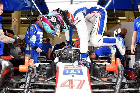 Haas setzt Gespräche aus - Nach dem Ungarn GP ist die 'Silly Season' in vollem Gange. Vettel gibt seinen Abschied bekannt, Alonso wechselt 2023 zu Aston Martin. Schumacher soll - anders als spekuliert - kein Thema beim britischen Team gewesen sein. Nach RTL-Infos setzt Haas daher vorerst die Gespräche mit dem 23-Jährigen aus und spielt auf Zeit.