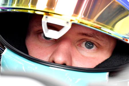 In der Schwebe - Sportlich geht es derweil für Schumacher maximal durchschnittlich weiter. Weitere Top-Ergebnisse bleiben aus, auch weil sein Bolide sich ziert oder Haas' Strategieabteilung fragwürdige Entscheidungen trifft. Steiner erwartet gleichzeitig jedoch Punkte und wird deutlich: 'Mick ist nicht aus dem Spiel. Aber wir wollen offen und fair sein und schauen, wie sich die Lage entwickelt.'